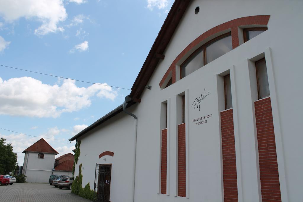 Tiffan'S Pinceszet Es Panzio Otel Villány Dış mekan fotoğraf