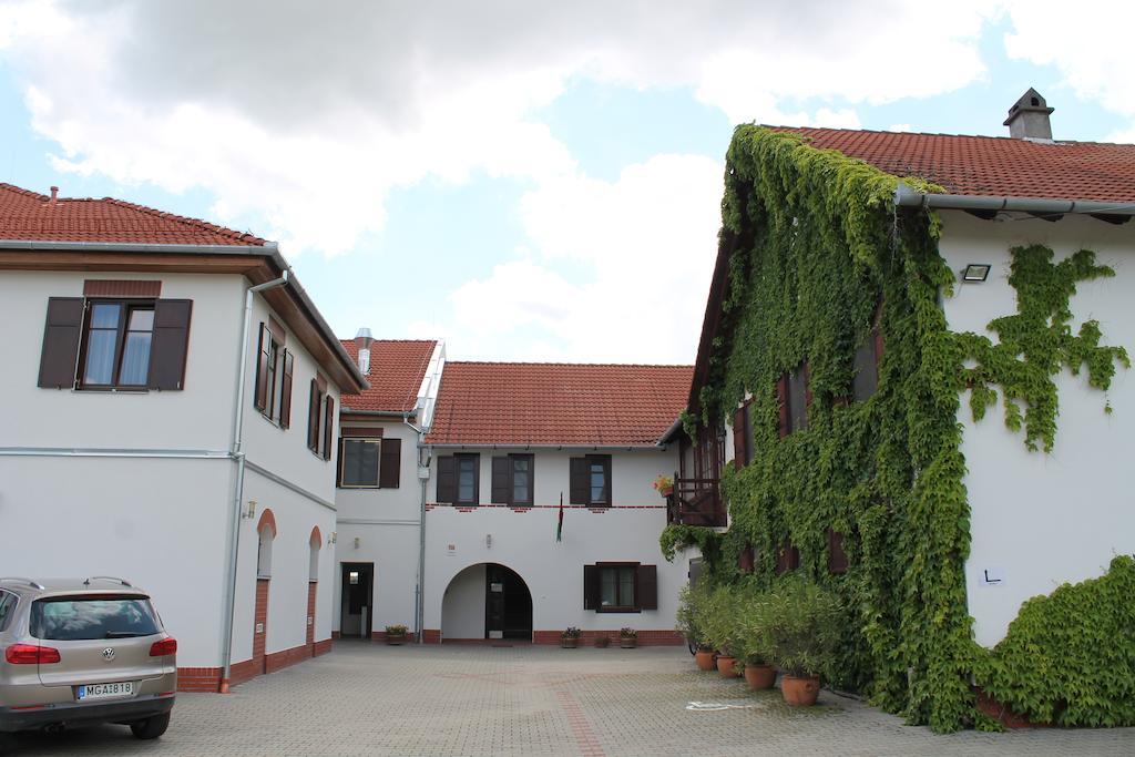 Tiffan'S Pinceszet Es Panzio Otel Villány Dış mekan fotoğraf